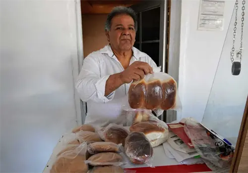 Busca mantener panadería a flote Busca mantener panadería a flote