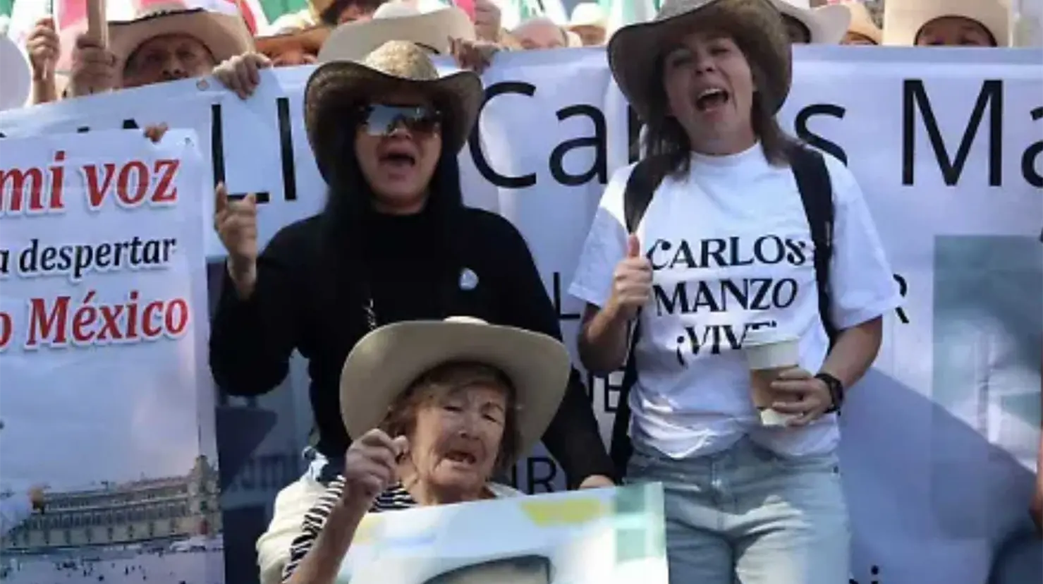 Abuela de Carlos Manzo se una a la marcha de la generación Z: participa con su silla de ruedas rumbo al Zócalo