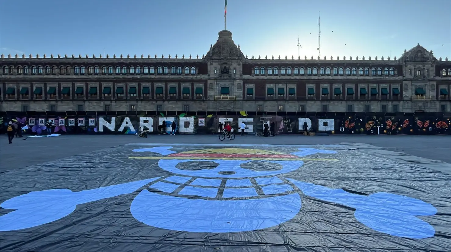 Pintan "Narcoestado" y colocan bandera de One Piece en el Zócalo por marcha de la Generación Z