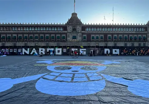 Pintan "Narcoestado" y colocan bandera de One Piece en el Zócalo por marcha de la Generación Z Pintan "Narcoestado" y colocan bandera de One Piece en el Zócalo por marcha de la Generación Z