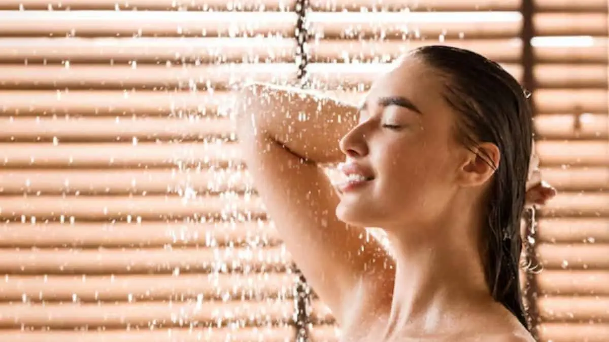 Los beneficios de bañarte con agua caliente en invierno y las precauciones que debes tener