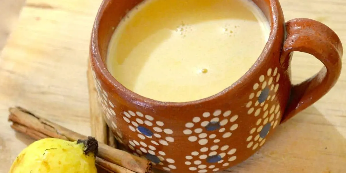 Prepara un delicioso y tradicional atole de guayaba para este invierno / Imagen: Recetas Gratis