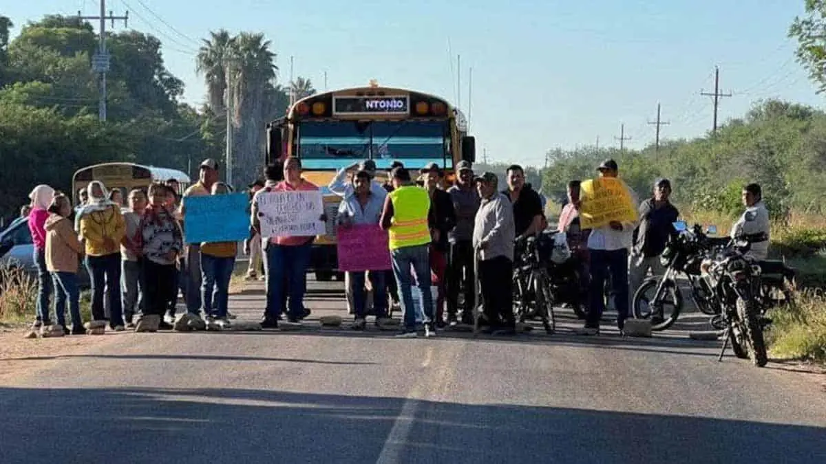 Toman carretera en Huatabampo