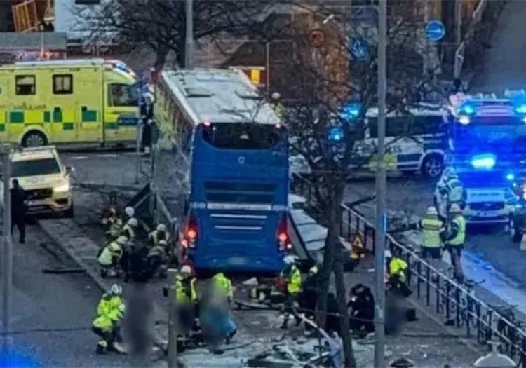 Tragedia en Estocolmo: tres muertos tras el choque de un autobús de dos pisos en una parada