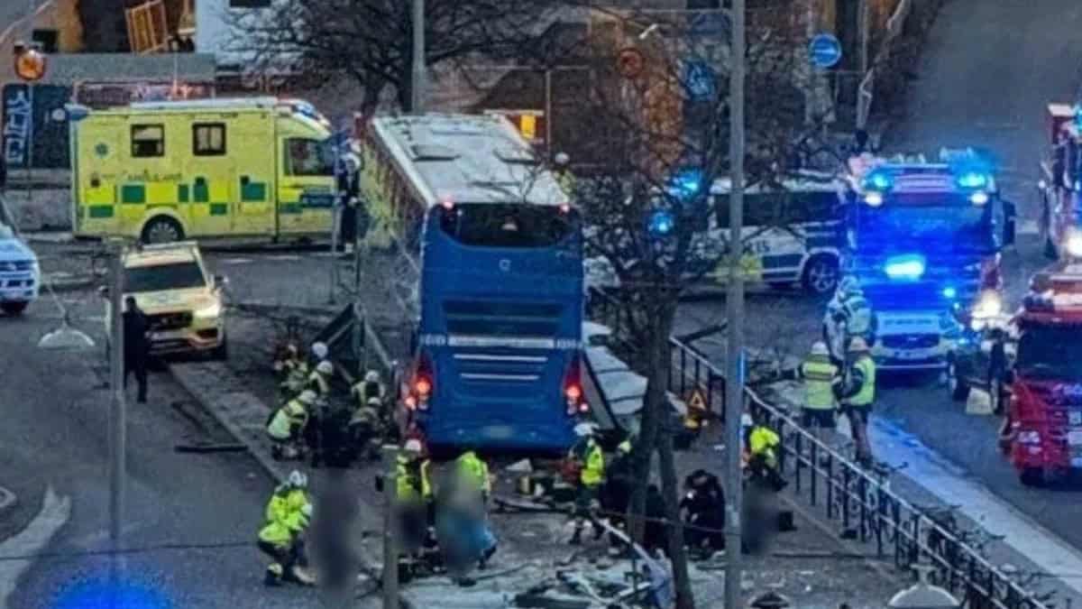 Tragedia en Estocolmo: tres muertos tras el choque de un autobús de dos pisos en una parada