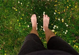 Grounding: La práctica que ayuda a regular el estrés y la ansiedad, según la ciencia Grounding: La práctica que ayuda a regular el estrés y la ansiedad, según la ciencia