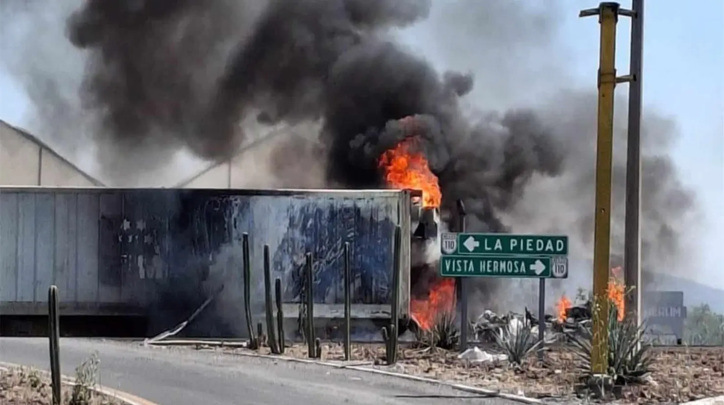Reportan múltiples bloqueos, autos incendiados y enfrentamientos en Michoacán