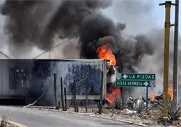 Reportan múltiples bloqueos, autos incendiados y enfrentamientos en Michoacán
