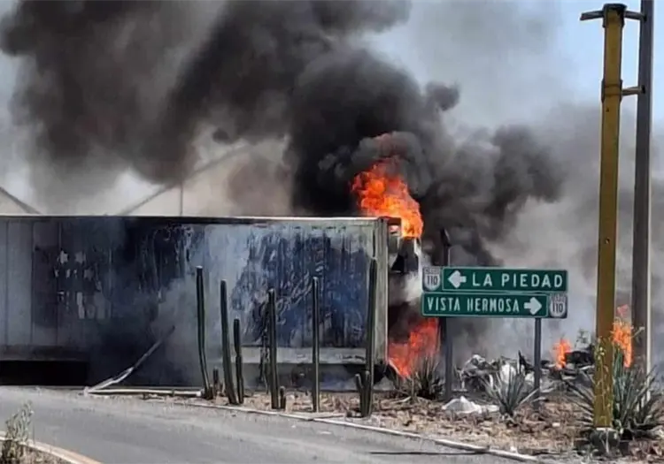 Reportan múltiples bloqueos, autos incendiados y enfrentamientos en Michoacán