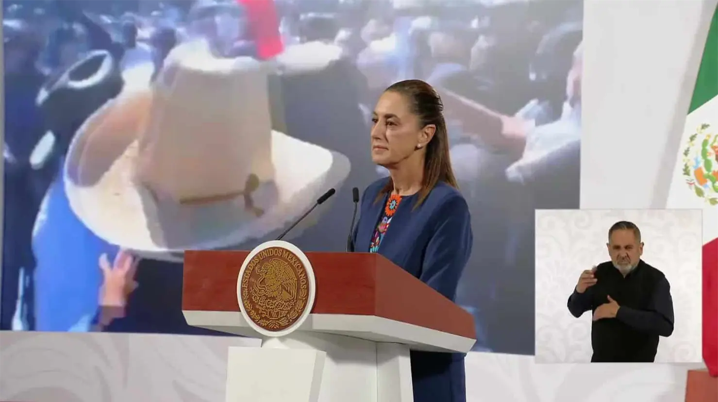 Sheinbaum muestra videos de la confrontación en la Marcha Generación Z y afirma: "No llenaron el Zócalo"