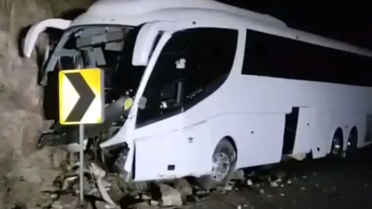 VIDEO | Camión de turismo se queda sin frenos en Surutato, Sinaloa