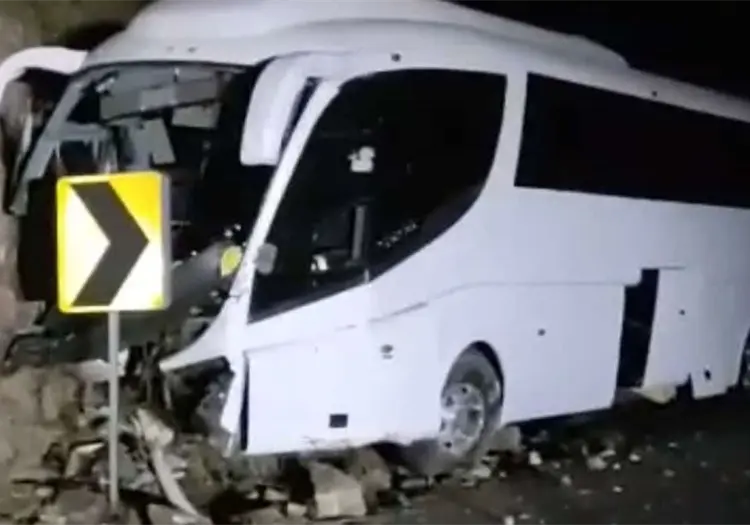 VIDEO | Camión de turismo se queda sin frenos en Surutato, Sinaloa