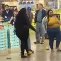 VIDEO | ¡Y son de primer mundo! "Vuelan pelos" en pleito de clientes en supermercado de Estados Unidos VIDEO | ¡Y son de primer mundo! "Vuelan pelos" en pleito de clientes en supermercado de Estados Unidos