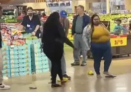 VIDEO | ¡Y son de primer mundo! "Vuelan pelos" en pleito de clientes en supermercado de Estados Unidos VIDEO | ¡Y son de primer mundo! "Vuelan pelos" en pleito de clientes en supermercado de Estados Unidos