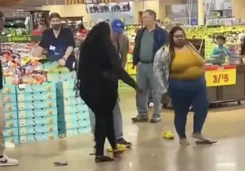 VIDEO | ¡Y son de primer mundo! "Vuelan pelos" en pleito de clientes en supermercado de Estados Unidos VIDEO | ¡Y son de primer mundo! "Vuelan pelos" en pleito de clientes en supermercado de Estados Unidos