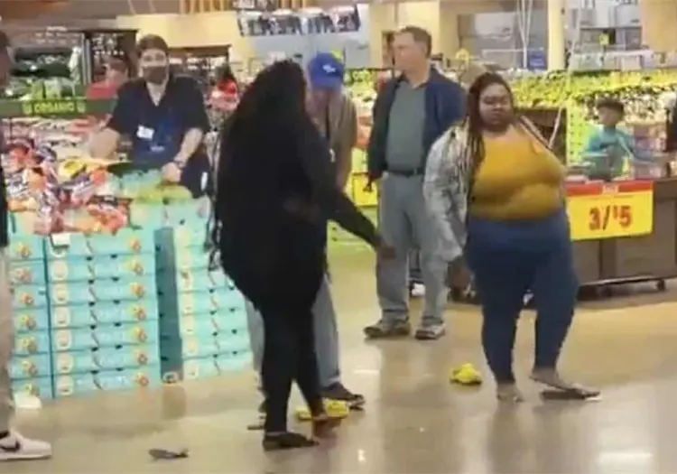 VIDEO | ¡Y son de primer mundo! "Vuelan pelos" en pleito de clientes en supermercado de Estados Unidos
