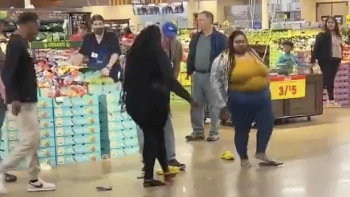 VIDEO | ¡Y son de primer mundo! Vuelan pelos en pleito de clientes en supermercado de Estados Unidos