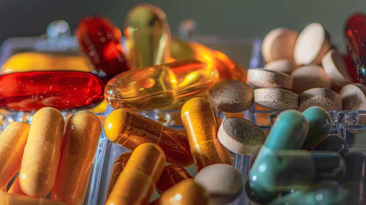 Estos son los riesgos de consumir suplementos sin supervisión médica