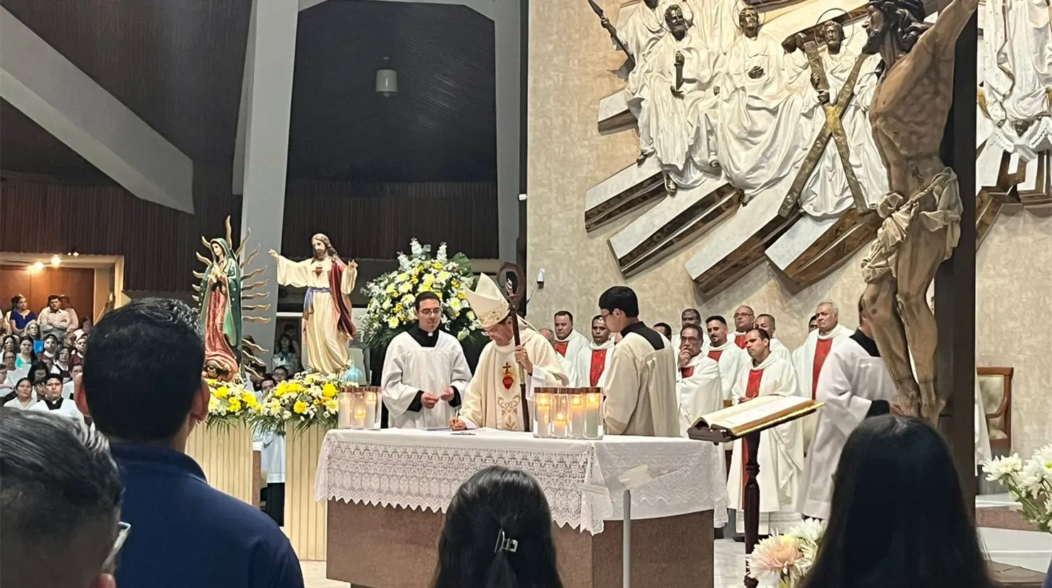Más de mil 500 personas se congregaron en Catedral para el inicio de la XXVII Asamblea Diocesana.