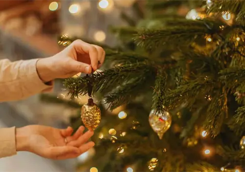 7 combinaciones de colores en tendencia para decorar tu casa y el árbol de Navidad este 2025 7 combinaciones de colores en tendencia para decorar tu casa y el árbol de Navidad este 2025