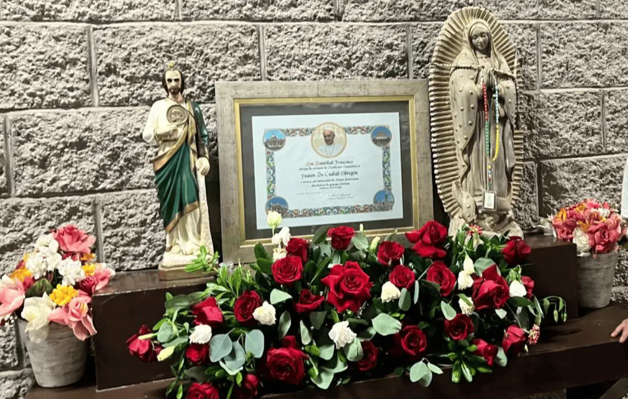 El cuadro con la bendición papal fue traído desde El Vaticano.