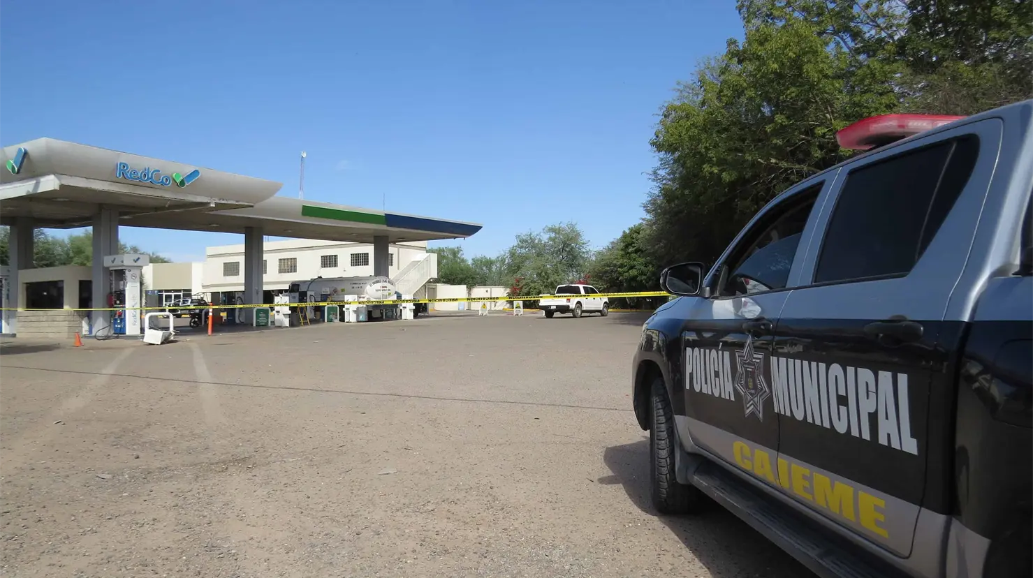 El lugar de los hechos fue custodiado por policías, mientras se realizaban las indagatorias (Fotos: Roke Arballo)