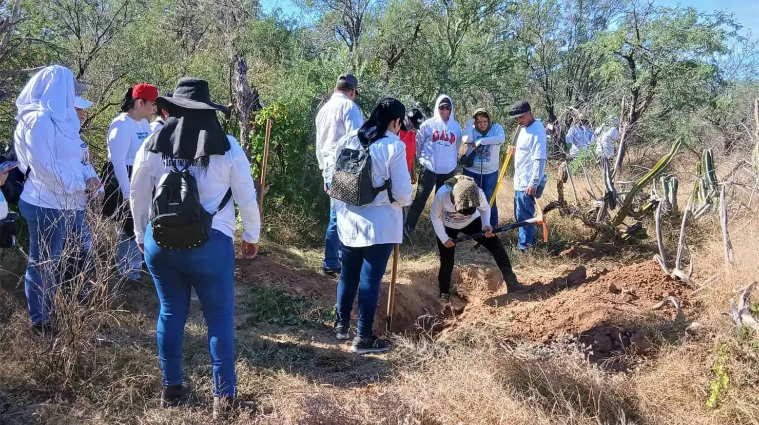 Buscadoras por la paz Sonora, en campo de acción en el kilómetro 20 de la carretera 26 en Hermosillo