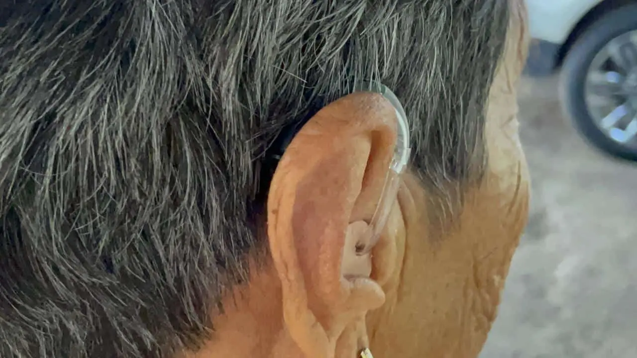 Entregan auxiliares auditivos en Cajeme