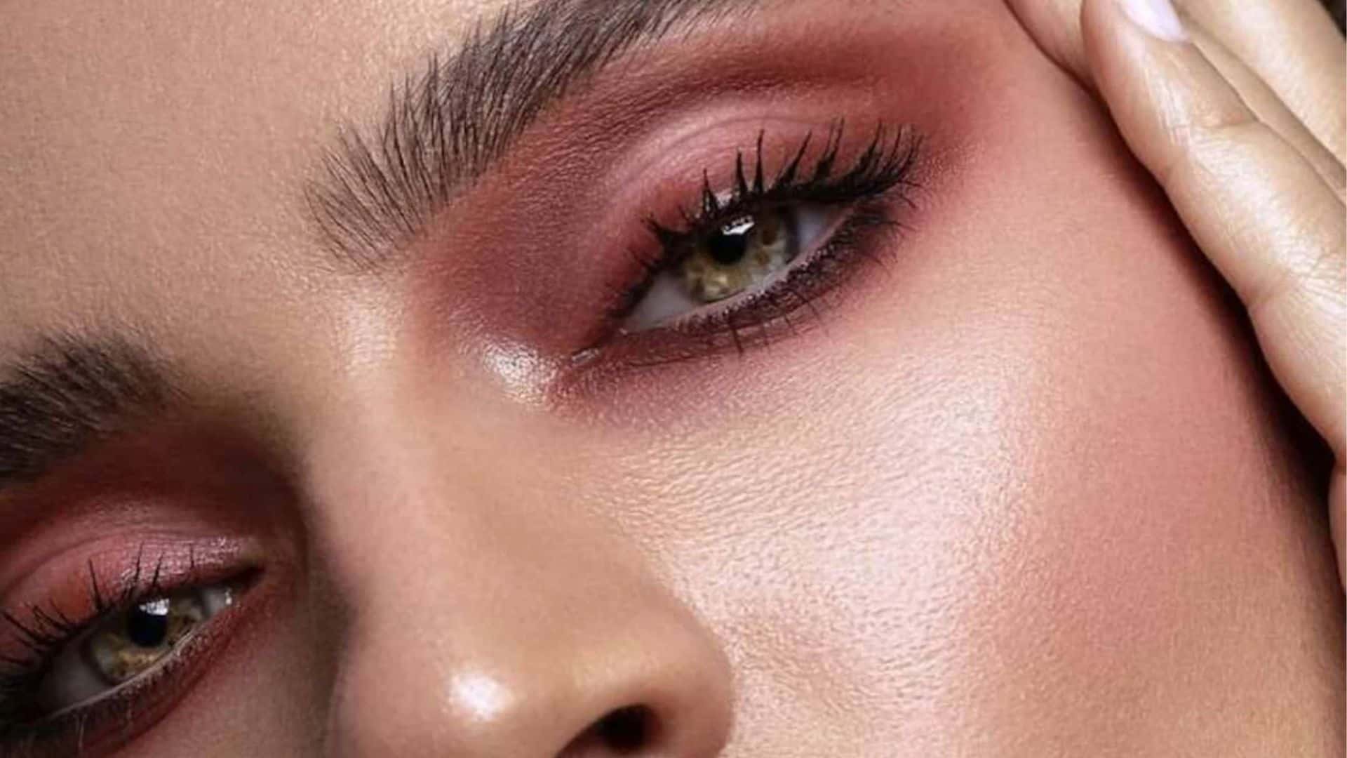 De esta manera puedes hacer un maquillaje para lucir unos ojos más grandes