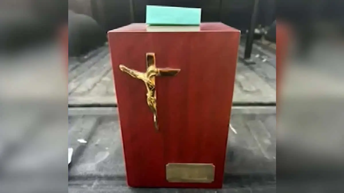 Pierde las cenizas de su madre en una borrachera; la urna fue recuperada