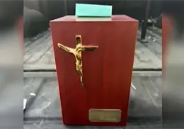 Pierde las cenizas de su madre en una borrachera; la urna fue recuperada Pierde las cenizas de su madre en una borrachera; la urna fue recuperada