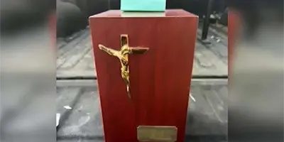 Pierde las cenizas de su madre en una borrachera; la urna fue recuperada