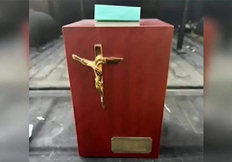 Pierde las cenizas de su madre en una borrachera; la urna fue recuperada