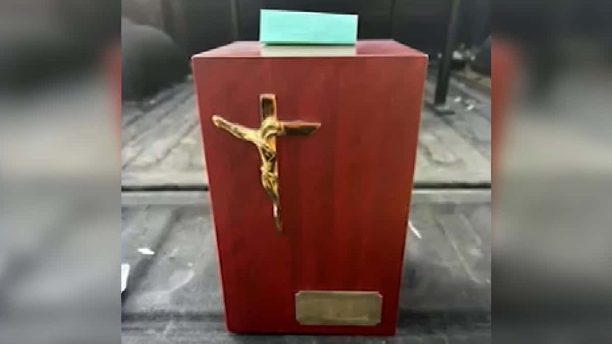 Pierde las cenizas de su madre en una borrachera; la urna fue recuperada