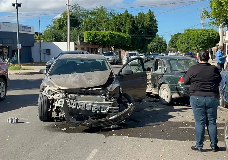 Por omitir señal de alto, ocasiona aparatoso choque en la colonia Hidalgo de Ciudad Obregón