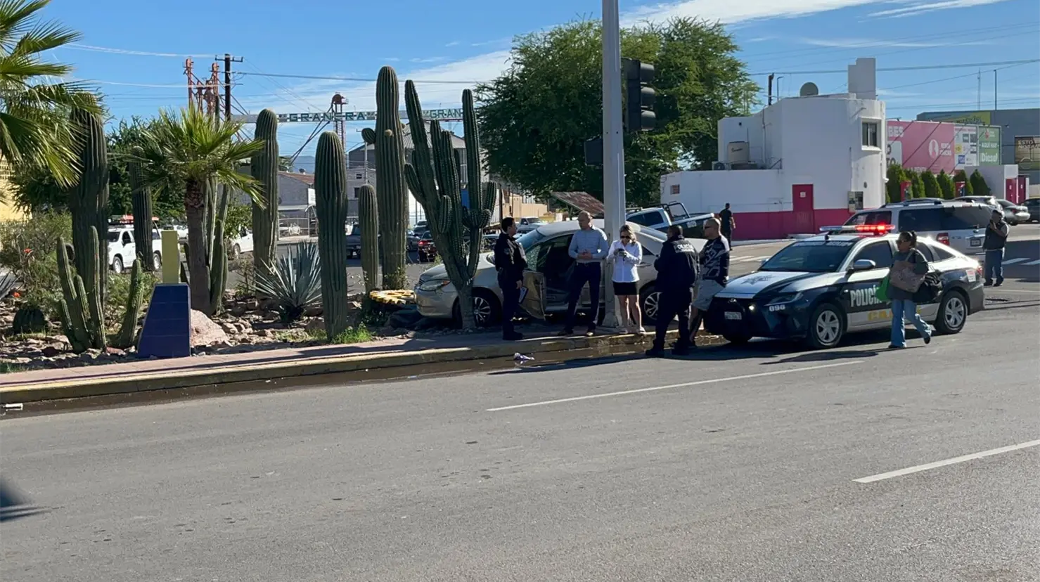 Por evitar choque, se impacta en área verde frente a la Cascada de Ciudad Obregón