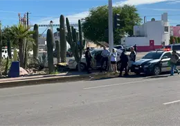Por evitar choque, se impacta en área verde frente a la Cascada de Ciudad Obregón