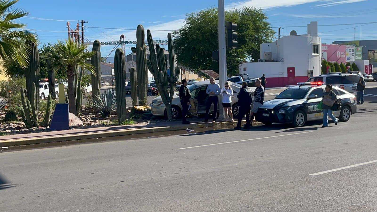 Por evitar choque, se impacta en área verde frente a la Cascada de Ciudad Obregón