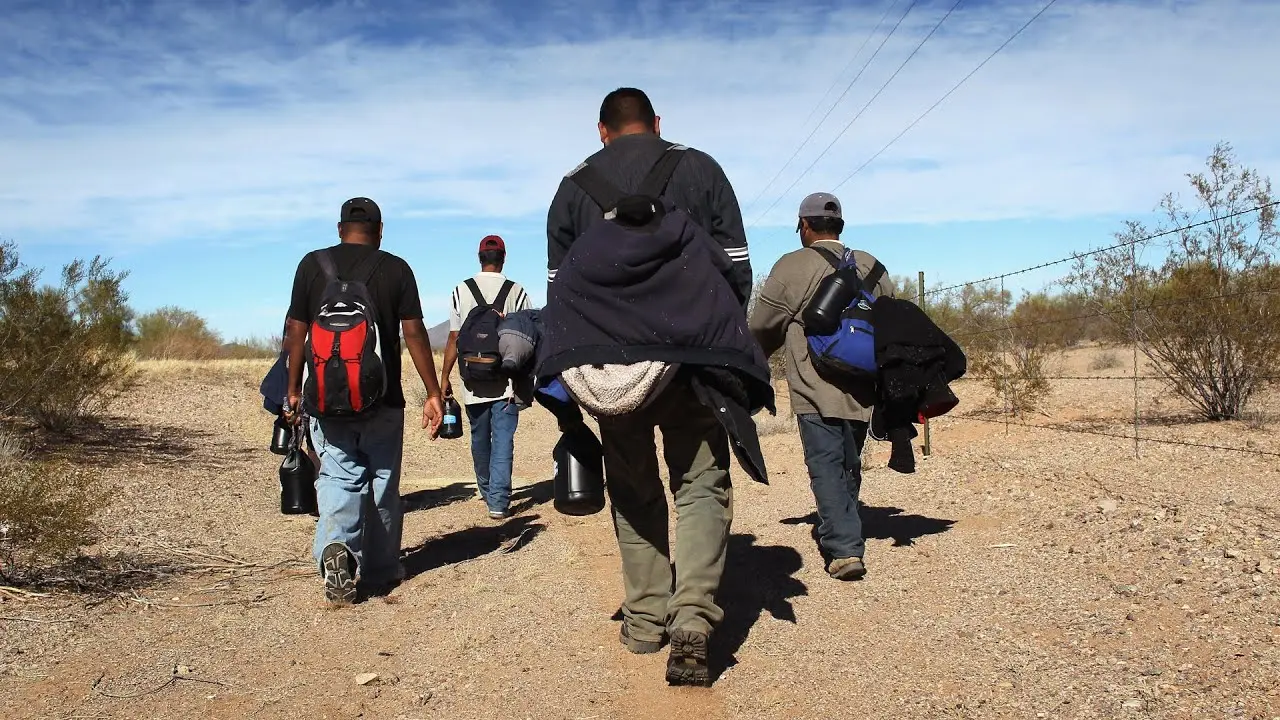 Los "coyotes" guían los migrantes por guiarlos de manera ilegal a través de las fronteras, principalmente entre México y Estados Unidos, guiando a los migrantes a través de rutas peligrosas una vez que realizan el pago para llegar a una ciudad de destino determinada