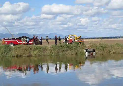 Cae vehículo a Canal Bajo al poniente de Ciudad Obregón; hay tres muertos Cae vehículo a Canal Bajo al poniente de Ciudad Obregón; hay tres muertos