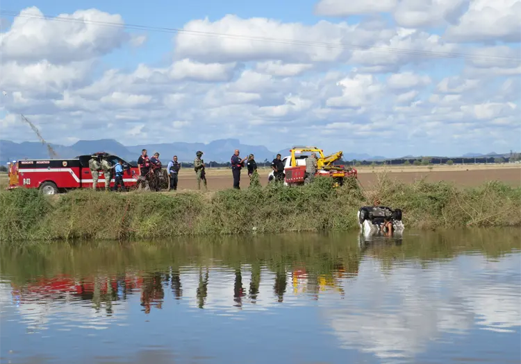 Cae vehículo a Canal Bajo al poniente de Ciudad Obregón; hay tres muertos