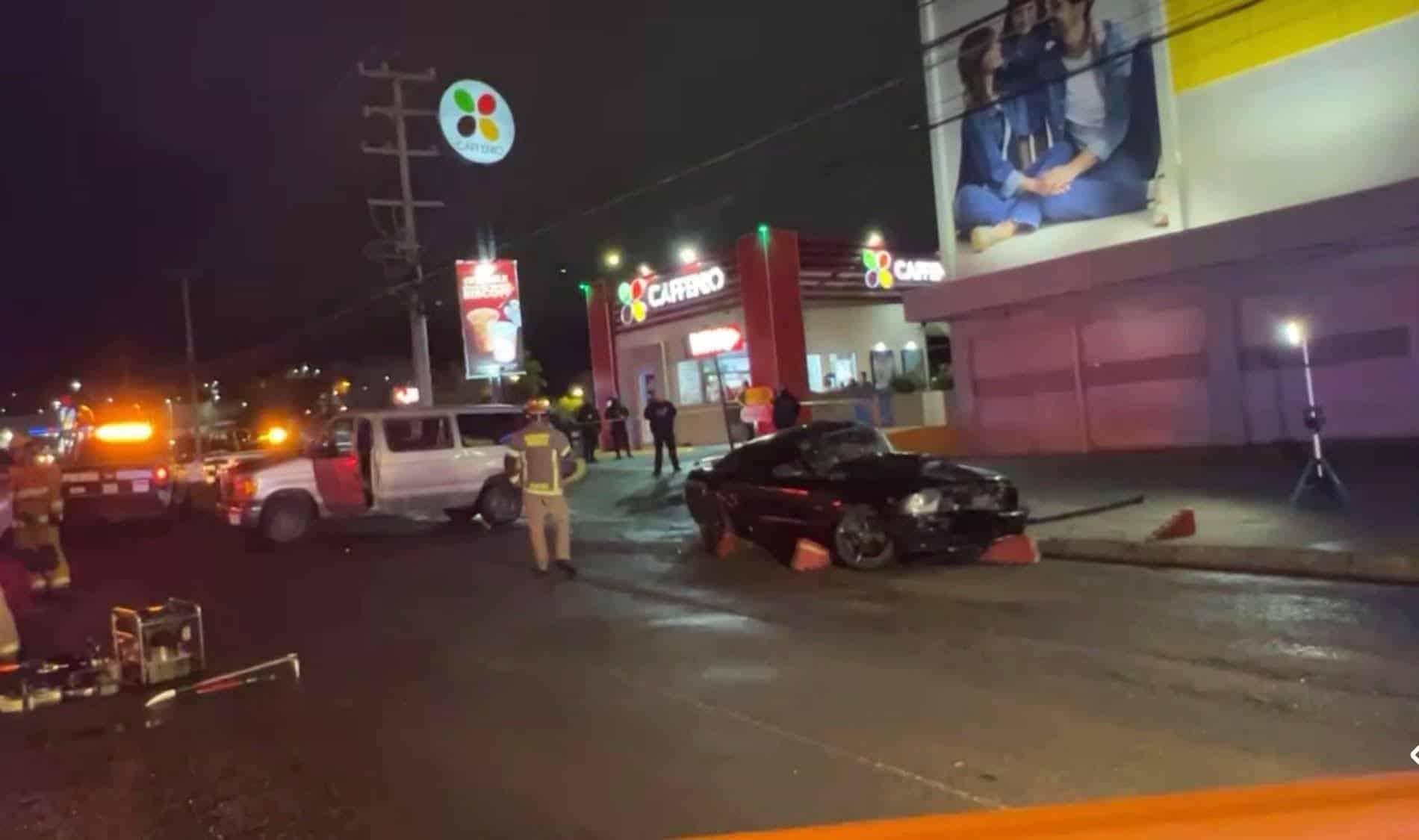 Fallece conductor al chocar con vagoneta en Nogales