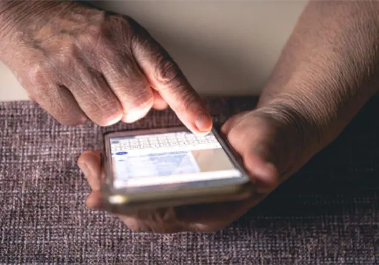 ¿Qué pasa con tu celular y tus redes sociales después de morir? Esto dicen los expertos