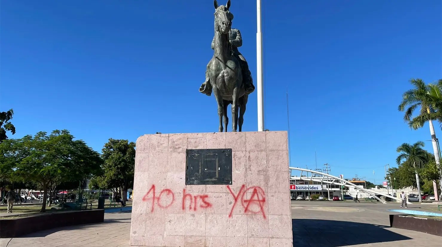 Los manifestantes dejaron las consignas que amanecieron frente al palacio municipal la mañana de este lunes