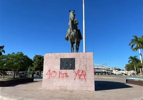 Jornada laboral de 40 horas: dejan pinta en el monumento a Álvaro Obregón, en Cajeme