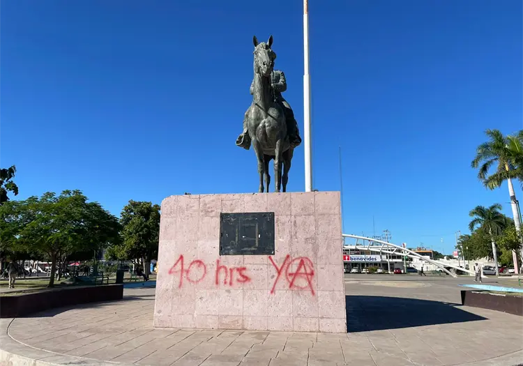 Jornada laboral de 40 horas: dejan pinta en el monumento a Álvaro Obregón, en Cajeme