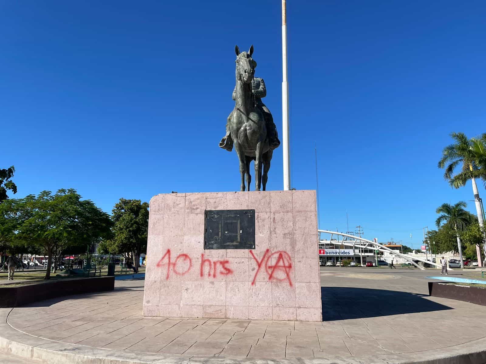 Jornada laboral de 40 horas: dejan pinta en el monumento a Álvaro Obregón, en Cajeme