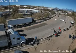 Transportistas bloquean garita Mariposa en Nogales