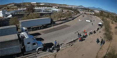 Transportistas paralizan la garita Mariposa en Nogales
