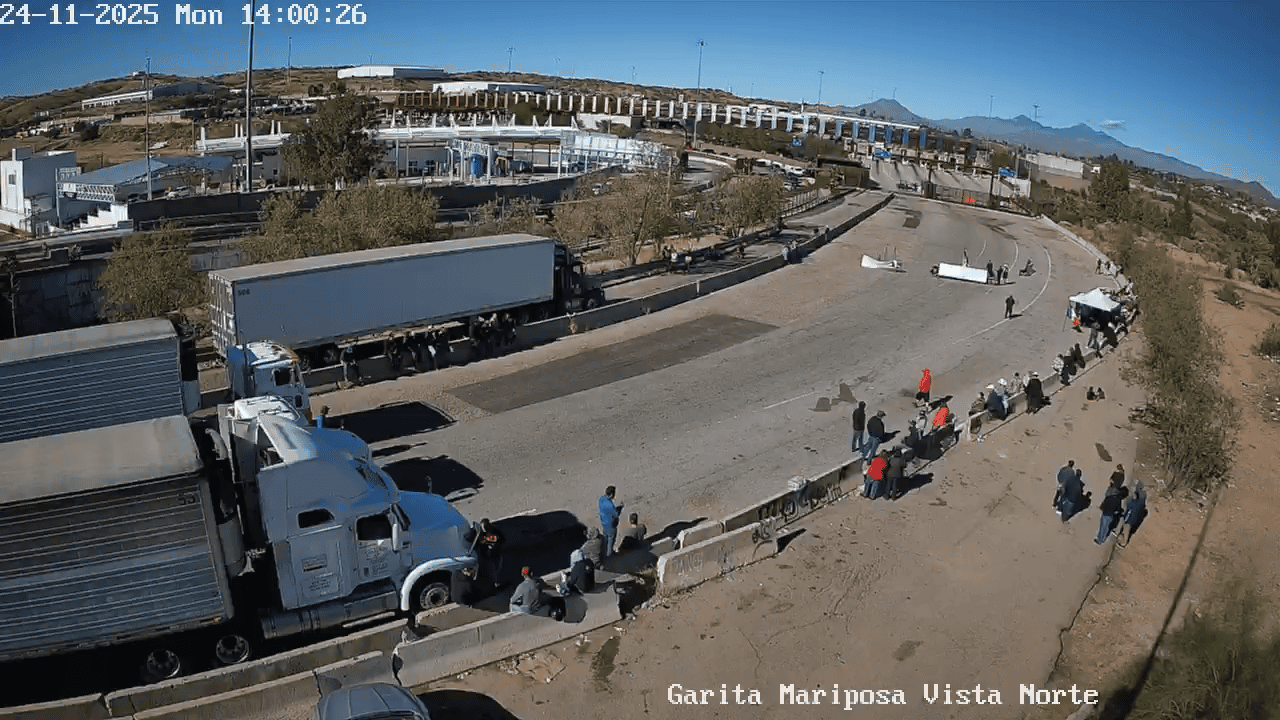 Transportistas paralizan la garita Mariposa en Nogales